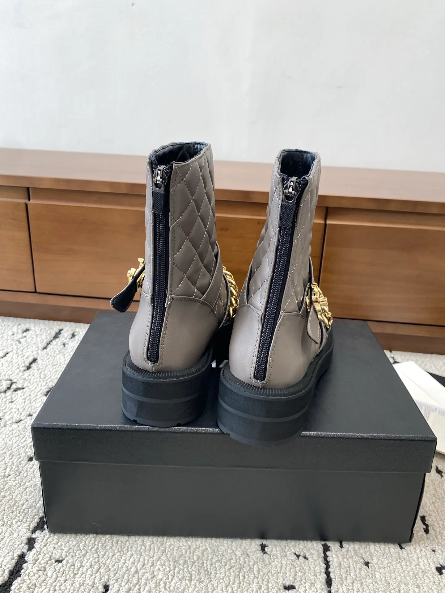 👟👟Ex-factory price 700👟👟 High version🍀 CHANEL 2025s autumn and winter series short boots, made of imported cowhide, with an additional height of 5cm to show leg length. Chanel's classic rhombus is used on the boot shaft, which Xiao Meimei particularly likes. This is Chanel's most popular style this autumn and winter. In addition, the entire boot shaft is equipped with a classic chain and school bag buckle. It is made of full-grain cowhide and uses a rear zipper. It is easy to put on the foot and super comfortable. It is a must-have for this autumn and winter. 🔴 Upper material: imported cowhide leather with anti-rust metal chain ❤︎ Consistently authentic ❤︎ Outsole: original Italian anti-slip rubber outsole Number of yards: 35-40 (40 is custom-made, non-refundable and non-exchangeable) Buy now 👉 Buy now 👉 Buy now 👉 Buy now 👉 Buy now 👉 Buy now 👉 Buy now 👉 Buy now 👉 Buy now 👉 Buy now 👉